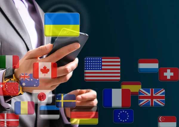 Mann schiebt virtuelle Ukraine-Flagge, Flaggen der Welt — Stockfoto