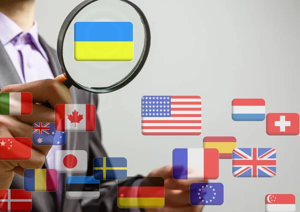 Mann schiebt virtuelle Ukraine-Flagge, Flaggen der Welt — Stockfoto