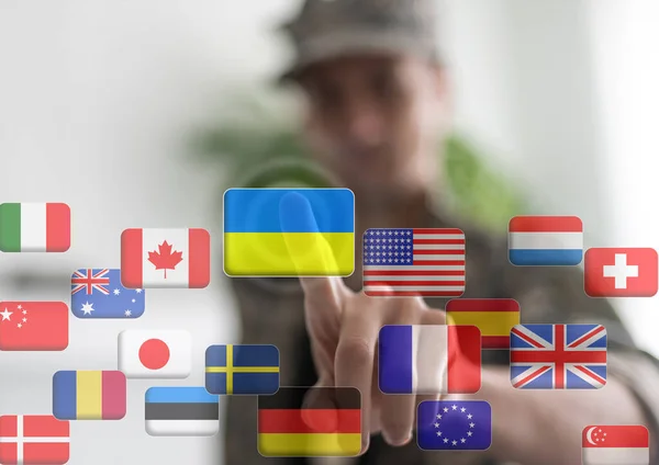 Hand drücken auf ein Touchscreen-Interface, Wahl der Ukraine. Flaggen der Welt — Stockfoto