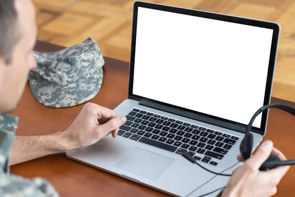 Exército. Jovem soldado trabalhando com um computador portátil com tela em branco no fundo preto. — Fotografia de Stock