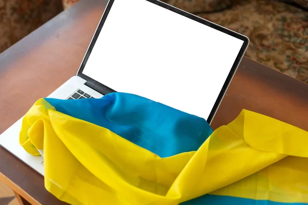 Mockup of laptop with a blank isolated screen, Ukraine national flag, blue and yellow — стоковое фото