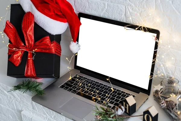 Laptop komputerowa makieta biały pusty ekran, Boże Narodzenie. Zakupy świąteczne sklepy internetowe e-commerce, wirtualna impreza rodzinna Happy New Year Wideo calls — Zdjęcie stockowe