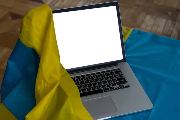 Mock-up laptop di ukrainian yellow-blue flag background. — Stok Foto