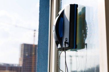 Robot cam temizleyicisi kirli camlarda çalışır. Evi akıllı aletlerle temizlemek. Pencereleri temizlemek için otomatik vakumlu robotlar, ev için bir asistan.