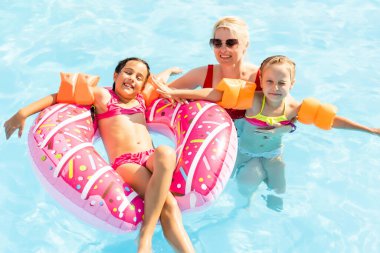 Bilardoda oynayan çocuklar. İki küçük kız havuzda eğleniyor. Yaz tatili ve tatil konsepti