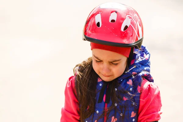 Menina morena bonita usando capacete de bicicleta e colete reflexivo com expressão triste chorando. conceito de depressão. — Fotografia de Stock