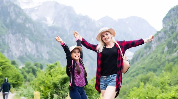 Arnavutluk dağlarında turistler var.