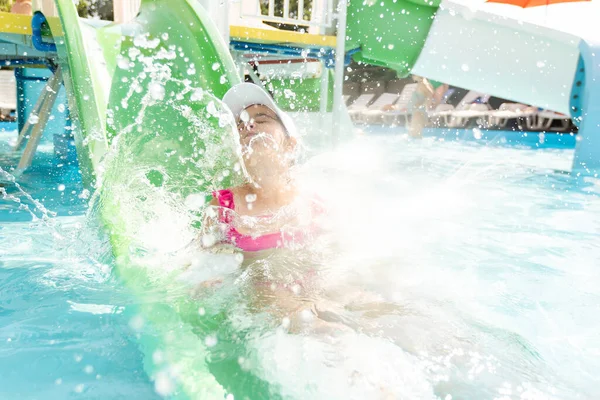 Agora a aventura na piscina está à nossa espera. Crianças na piscina. — Fotografia de Stock