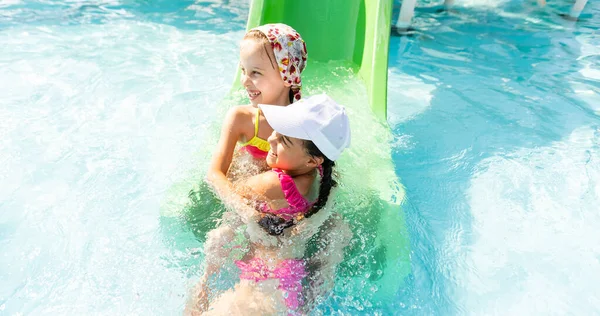 Niños felices en la piscina. Niños divertidos jugando al aire libre. Concepto vacaciones de verano. — Foto de Stock