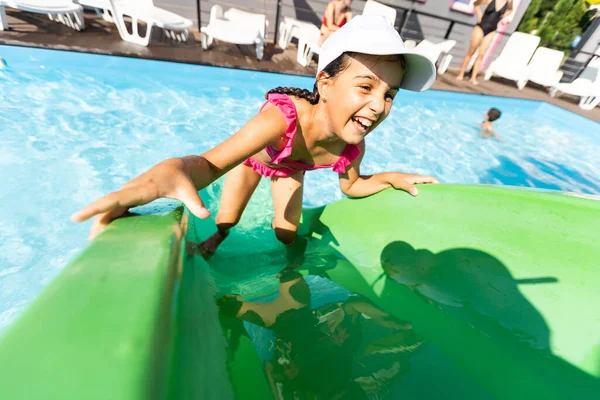 Маленька дівчинка в басейні. Літо на відкритому повітрі . — стокове фото