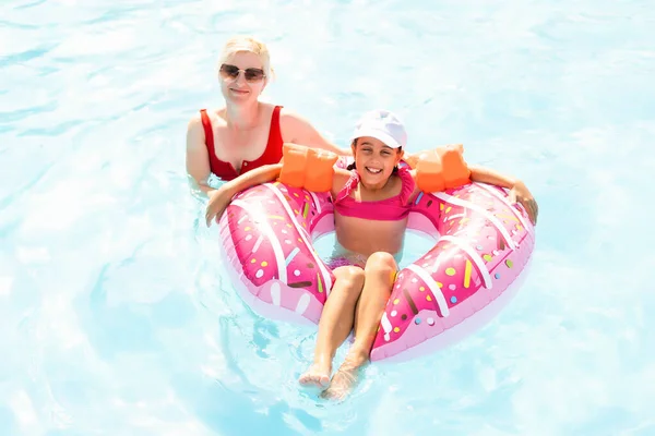 Szczęśliwa rodzina bawiąca się w basenie. Koncepcja wakacji letnich — Zdjęcie stockowe