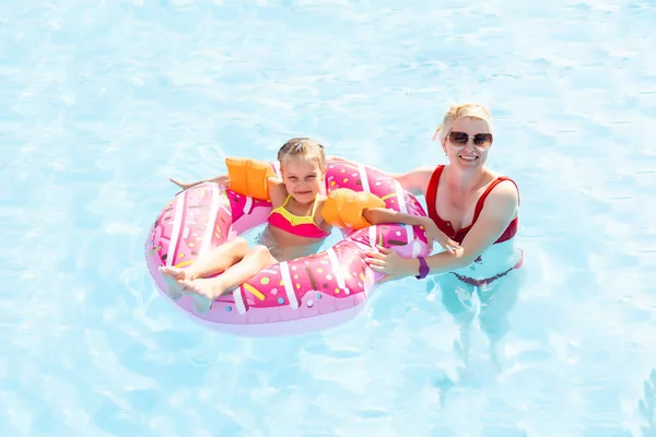 Famiglia felice divertirsi in vacanza estiva, giocare in piscina. Stile di vita sano concetto attivo — Foto Stock