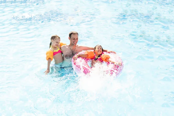 Bilardoda oynayan çocuklar. İki küçük kız havuzda eğleniyor. Yaz tatili ve tatil konsepti — Stok fotoğraf