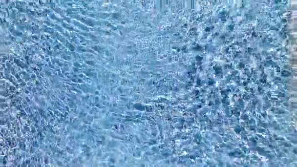 Textura de la superficie del agua, Lento movimiento bucle limpio piscina ondulaciones y olas, Refracción de la luz del sol vista superior textura lado del mar arena blanca, sol brillo agua lazo fondo — Vídeo de stock