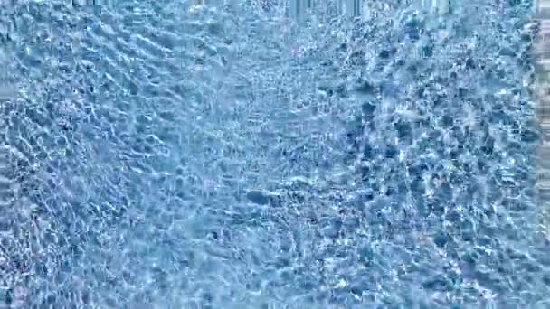 Wateroppervlak textuur, Slow Motion lus schoon zwembad rimpelingen en Golf, breking van zonlicht bovenaanzicht textuur zee kant wit zand, zon glans water lus achtergrond — Stockvideo