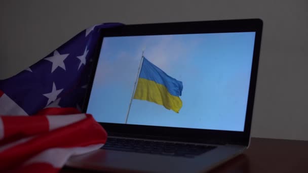 Flagga Ukraina på bärbar dator och Förenta staterna — Stockvideo