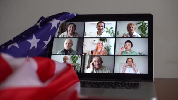 Partie en ligne avec des proches des États-Unis. Célébration du chat vidéo. Soirée virtuelle par messagerie vidéo. Les Américains discutent par vidéo. drapeau de l'Amérique à côté de l'ordinateur — Video