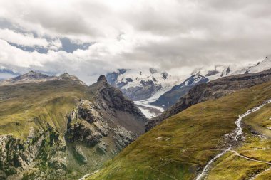 İsviçre 'deki dağlarda güzel bir keşif turu..