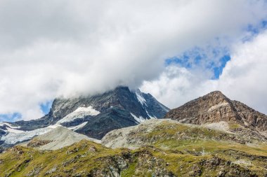 İsviçre Alpleri 'nin tepesindeki dağ katmanlarından oluşan bir manzara.