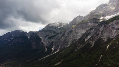 Theth Ulusal Parkı. Shkoder İlçesi, Arnavutluk. Arnavutluk Alplerinin orta kesimindeki manzara.
