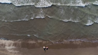 Doku dalgalarının üst görüntüsü kumlu sahil.