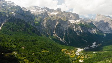 Bulutlardaki dağ manzarası