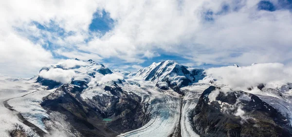 Este punto de conexión está por encima de las nubes, que rodean otros picos en esta área. — Foto de Stock