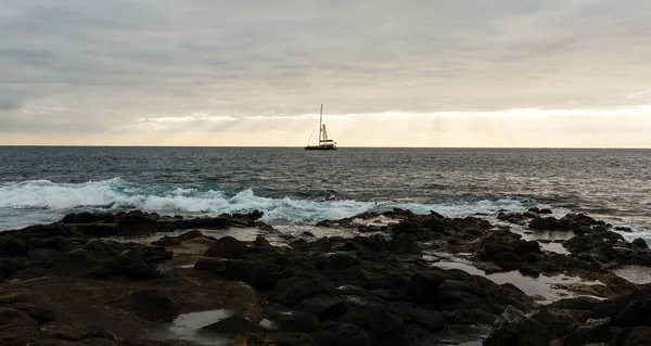 Ráno klidný oceán. oceánské pobřeží s kameny — Stock fotografie