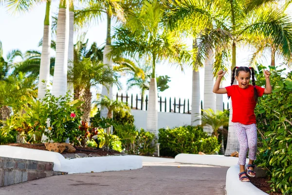 Het concept van familie geluk en kinderen in de zomer op de zee tussen palmbomen. schattig klein meisje zonder een patroon. — Stockfoto