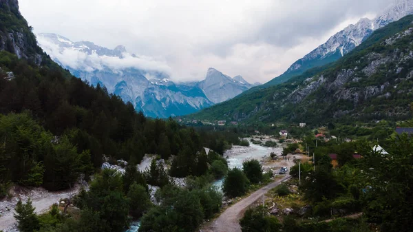 Bellissimo paesaggio in Albania con montagne — Foto Stock