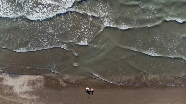 Vague douce de la mer sur la plage de sable fin — Photo