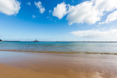 mükemmel kumsal sıcak yaz gününde