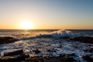 Alacakaranlıkta taşları olan sakin deniz kıyıları, doğal deniz arka planı