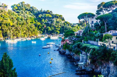 Ligurya ve Akdeniz limanında denize demirlemiş balıkçı tekneleri Ulusal Park Cinque Terre Sahili kıyısındaki Riviera di Levante kıyısında mavi gökyüzü, Riomaggiore köyü, Liguria, İtalya.