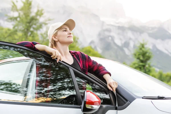 旅行- -戴着帽子的年轻漂亮的嬉皮士女人开车旅行，度假时租车. — 图库照片