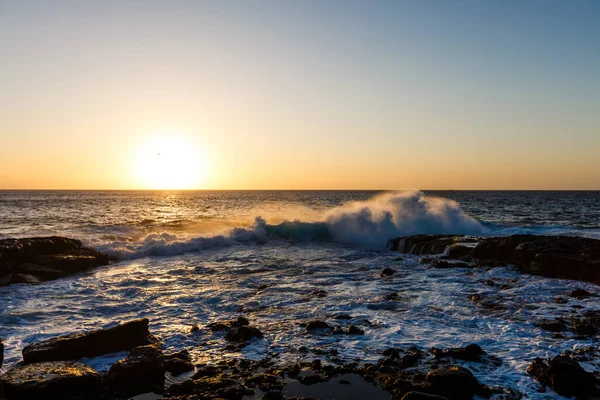 Klidné mořské pobřeží s kameny za soumraku, přírodní moře pozadí — Stock fotografie