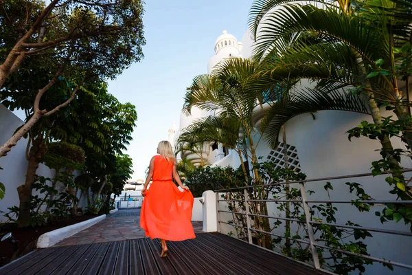 Güzel ve genç birbayan rahatlatıcı lüks otel. Rahat ve doğal olarak yaz tatili çok güzel duygu.