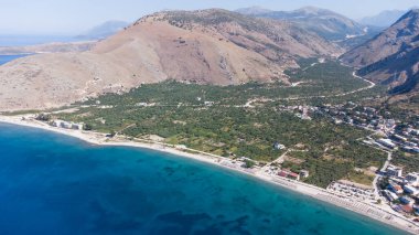 Arnavutluk 'ta yaz mevsimi İyon deniz kıyıları plajları manzaralı