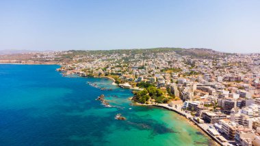 Eski limanı ve ünlü deniz feneri Girit, Yunanistan 'ın güzel Chania kentinin havadan manzarası.