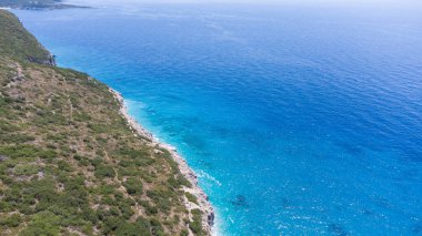Adriyatik kıyısında dağlarla kaplı tipik bir Arnavut manzarası. Arnavutluk, Avrupa 'da güneşli bir sabah. Seyahat konsepti arka planı.