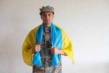 Ukrayna Silahlı Kuvvetleri. Ukrayna askeri. Orduda Ukraynalı. Askeri üniformada Ukrayna bayrağı