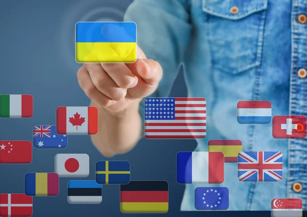 Hand drücken auf ein Touchscreen-Interface, Wahl der Ukraine. Flaggen der Welt — Stockfoto