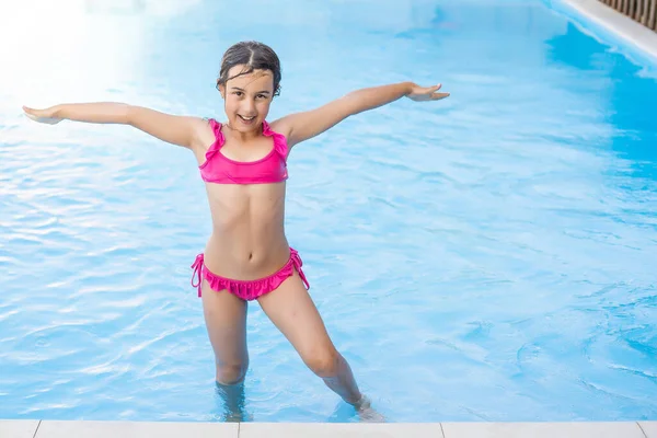 Kleines Mädchen hat Spaß im Pool — Stockfoto