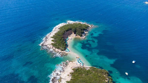 Prachtig uitzicht vanuit de lucht op Ksamil van boven eilanden en zee, Albanese Rivièra — Stockfoto