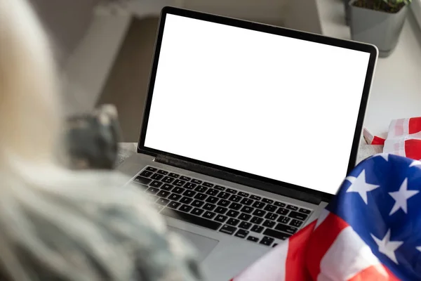 USA Memorial day, Presidents day, Veterans day, Labor day, or 4th of July celebration (en inglés). Pantalla en blanco en la computadora portátil moderna para el diseño de maqueta en la bandera nacional de EE.UU. — Foto de Stock
