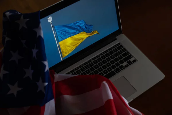 Flaga Ukraina na laptopie i Stany Zjednoczone Ameryki — Zdjęcie stockowe