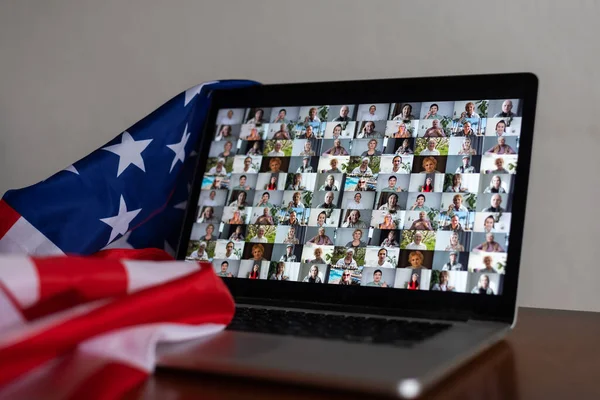 미국에서 온 사랑하는 사람들 과 온라인 파티. 비디오 채팅을 기념하는 거죠. 비디오 메신저를 통한 가상 파티. 미국인들은 비디오 채팅을 합니다. 컴퓨터 옆에 있는 미국 국기 — 스톡 사진