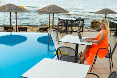 Casual kadın rahatlatıcı tatil bir dizüstü bilgisayar ile