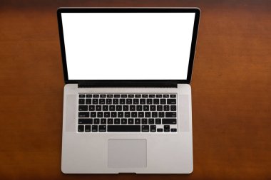 Masada boş ekran olan dizüstü bilgisayar.