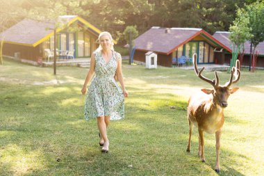 Genç sarışın Bayan Deer ile çalışan